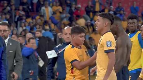 El gesto de Moisés Caicedo con un hincha