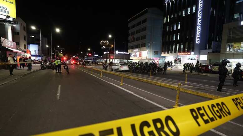 La zona afuera de la Clínica de la Mujer, a donde fue trasladado el candidato a la Presidencia de Ecuador Fernando Villavicencio, permanece acordonada por las autoridades. EFE/ José Jácome