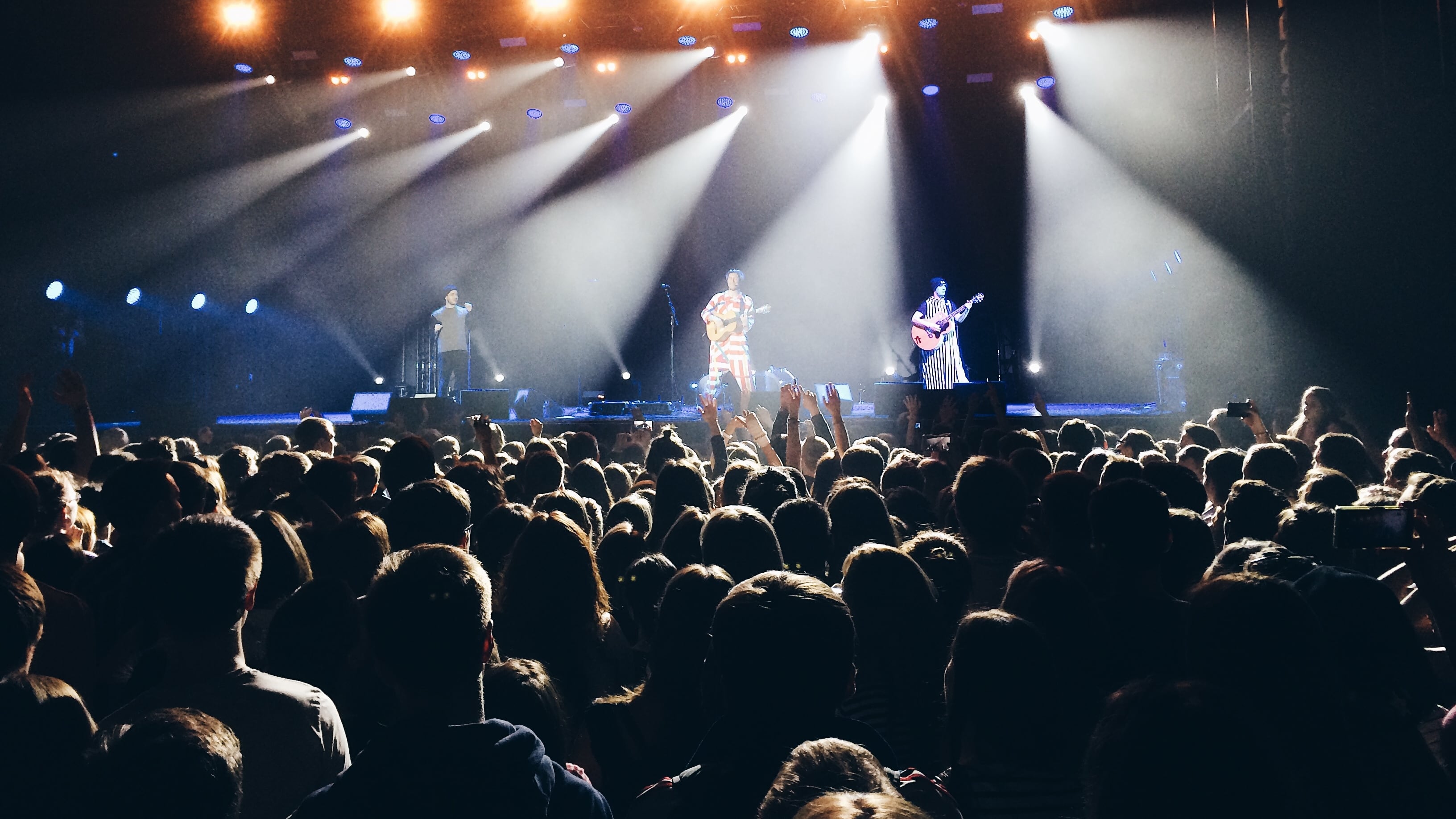 Artistas nacionales e internacionales que se presentarán en el Carnaval de Ambato 2026.