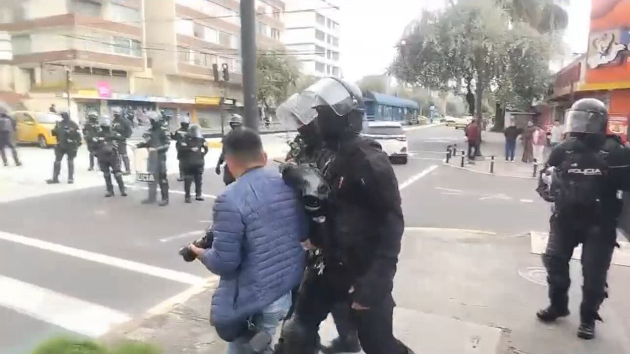 Periodistas de Ecuavisa y otro medios digitales denuncian agresiones de la fuerza pública durante movilizaciones en Quito
