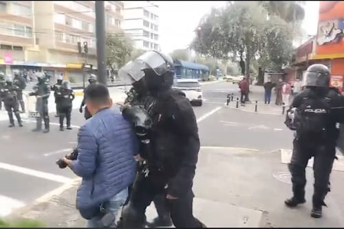 Periodistas de Ecuavisa y otros medios digitales denuncian agresiones de la fuerza pública durante movilizaciones en Quito