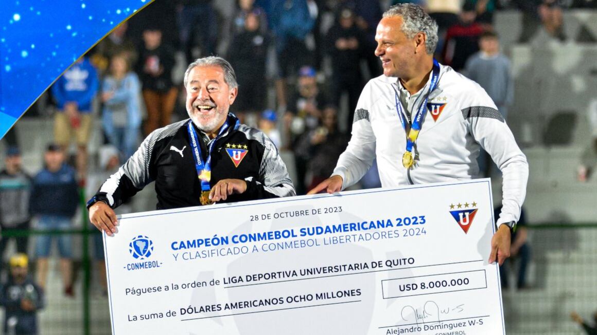 Isaac Álvarez junto a Esteban Paz reciben el premio por ganar la Copa Sudamericana