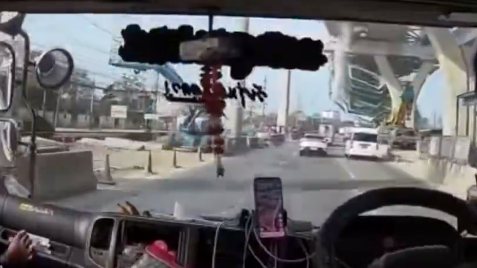 Captan otra caída de una grúa sobre una carretera elevada de Tailandia - Fuente: Video de X