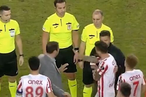 ¡Un ecuatoriano vinculado! Se hace viral el video de un entrenador que evita que sus jugadores le peguen al árbitro