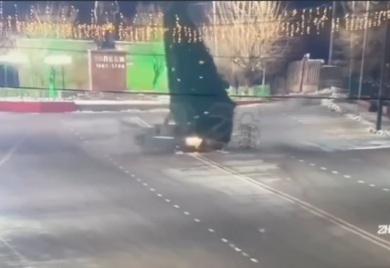 Momento en que el conductor pierde el control y derriba el árbol de Navidad durante un derrape fallido en Kazajistán.