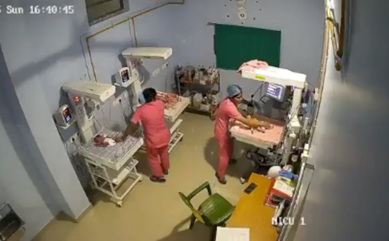 Dos enfermeras protegen a recién nacidos en un hospital de Nagaon, Assam, durante un sismo de magnitud 5,5 en India.