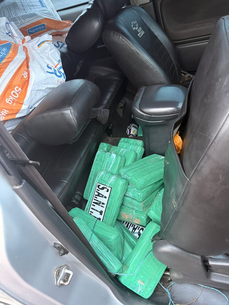 Persecución en Quito dio con sujetos que llevaban cocaína en quintales de harina por la Ruta Viva. Foto: Policía Nacional