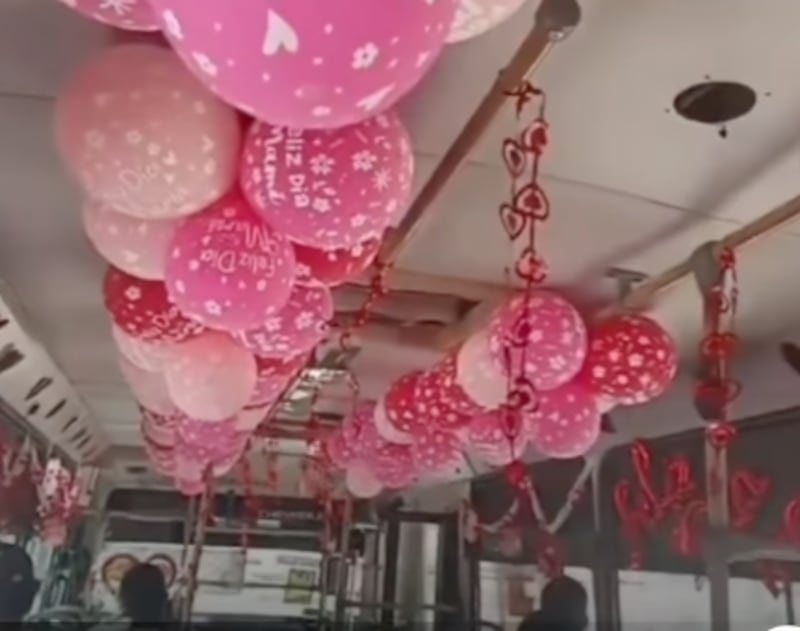 Conductores decoraron varios buses para homenajear a las madres en Barranquilla.