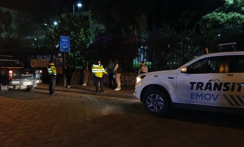 Buses urbanos de Cuenca no operan después de las 20:00; autoridades coordinan transporte alternativo.