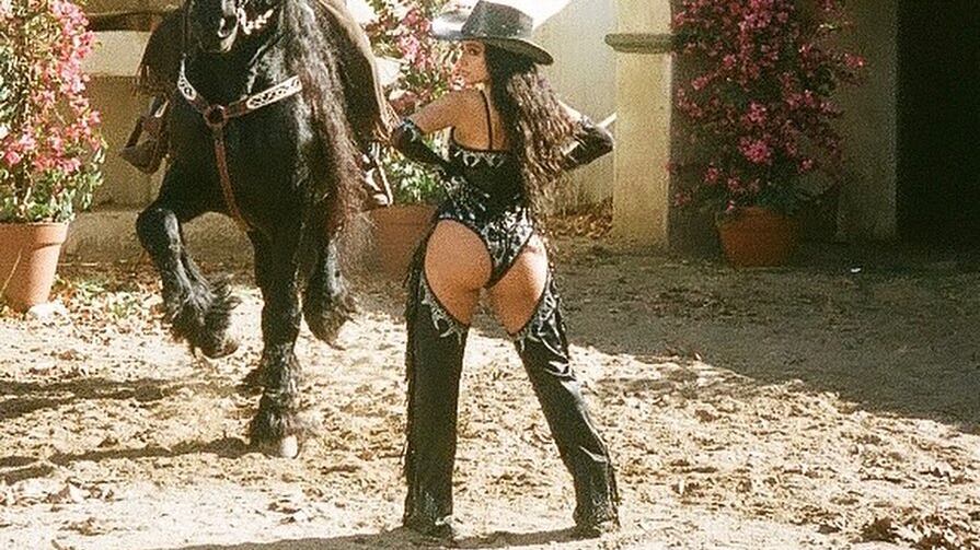 Becky G liberó un pequeño adelanto de lo que parece ser el nuevo video de ‘Mamiii’ vestida como ranchera y estará junto a Karol G.