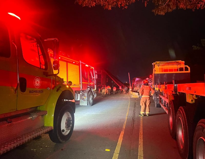 Guardia herido tras choque de vehículo pesado contra puesto de control en la vía Cuenca-Molleturo