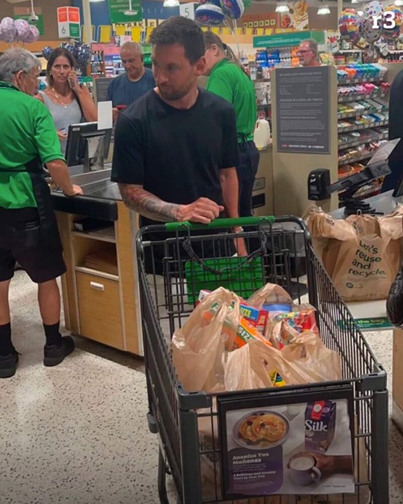Lionel Messi haciendo compras