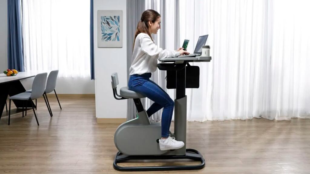 Acer presentó una bicicleta fija capáz de cargar energiía de dispositivos.