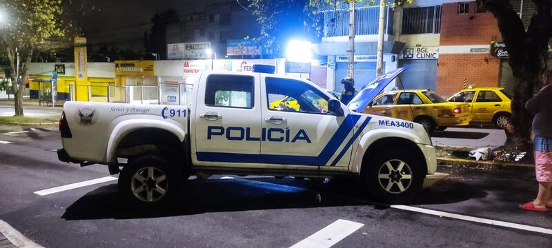 Agente de tránsito habría manipulado prueba de alcoholemia en caso de policías que se estrellaron contra un árbol en Quito