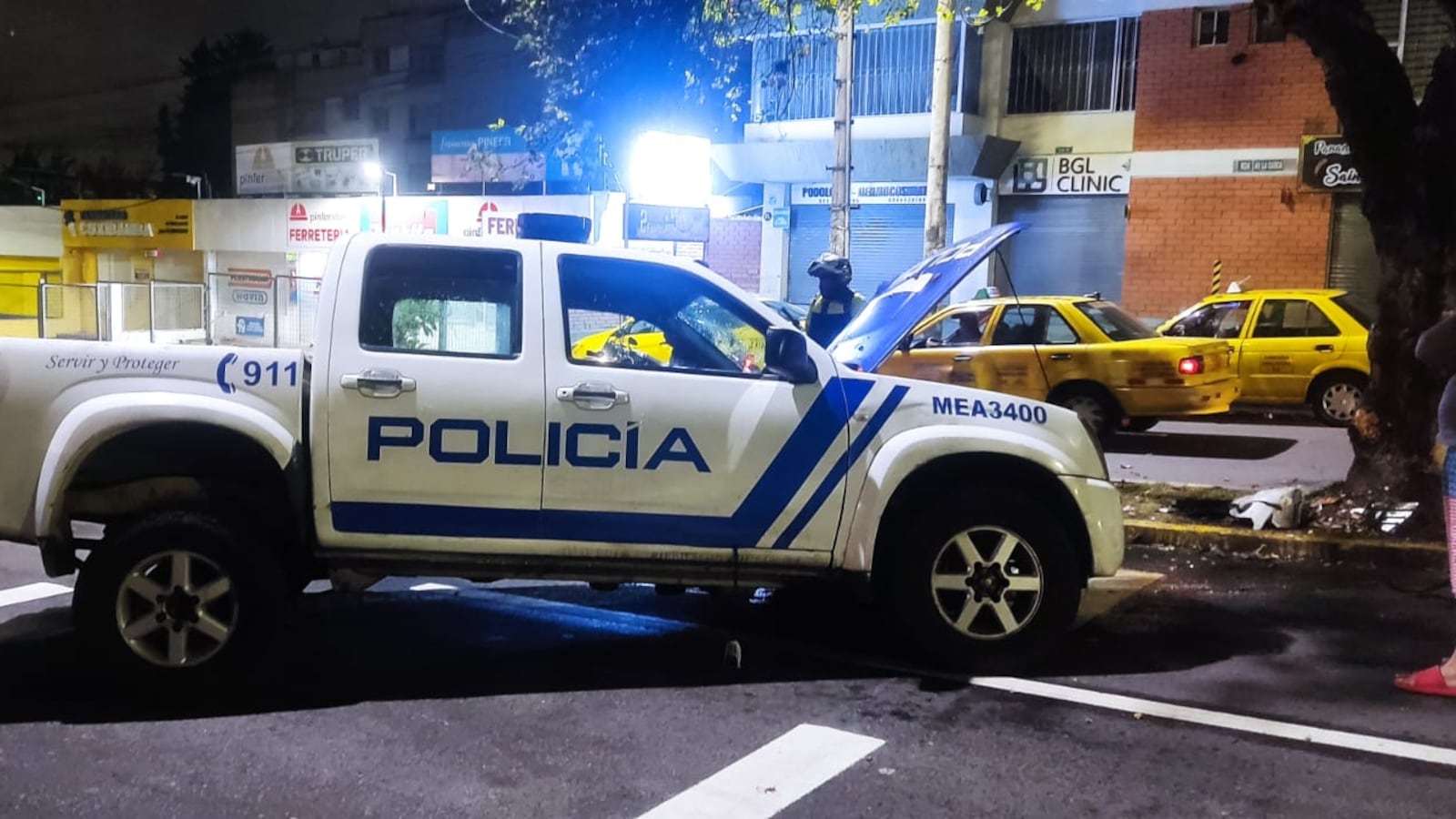 Agente de tránsito habría manipulado prueba de alcoholemia en caso de policías que se estrellaron contra un árbol en Quito