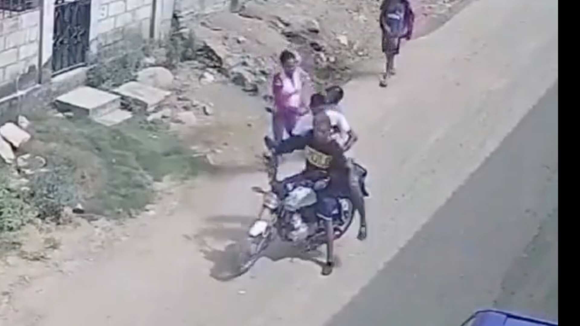 Valiente madre con sus niños engañó a ladrones y no se dejó robar en Flor de Bastión, guayaquil