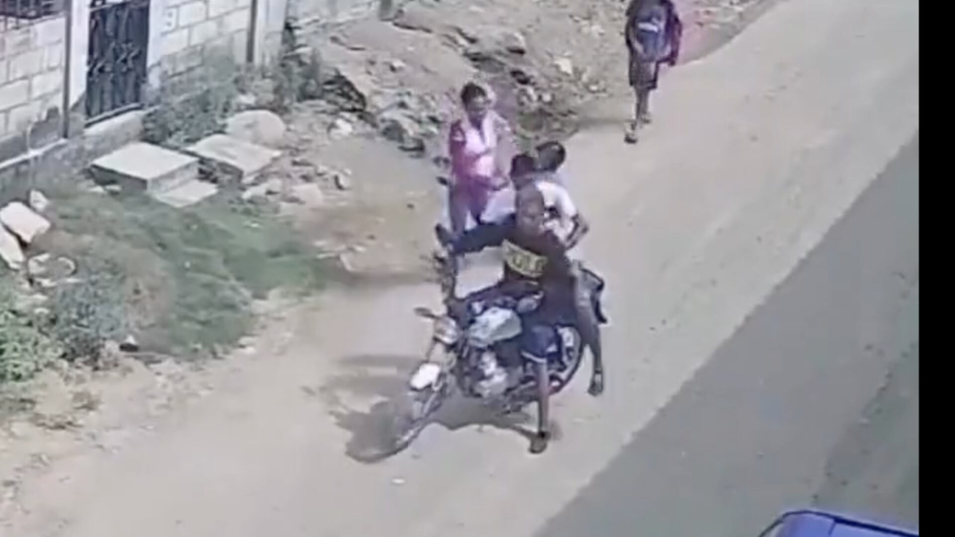 Valiente madre con sus niños engañó a ladrones y no se dejó robar en Flor de Bastión, guayaquil