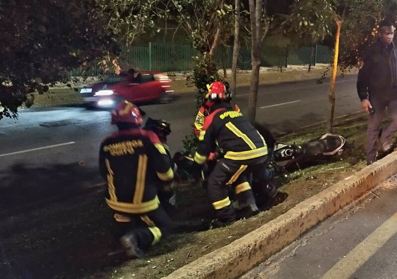Quito: la cabeza de un motociclista quedó atrapada entre dos árboles tras accidente de tránsito