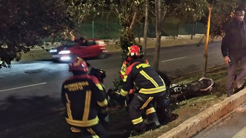 Quito: la cabeza de un motociclista quedó atrapada entre dos árboles tras accidente de tránsito