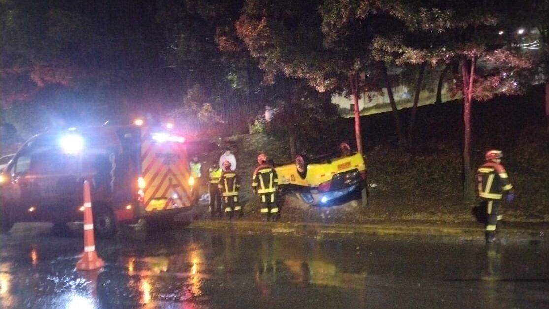 Vehículo cae desde un puente en Zámbiza, en Quito