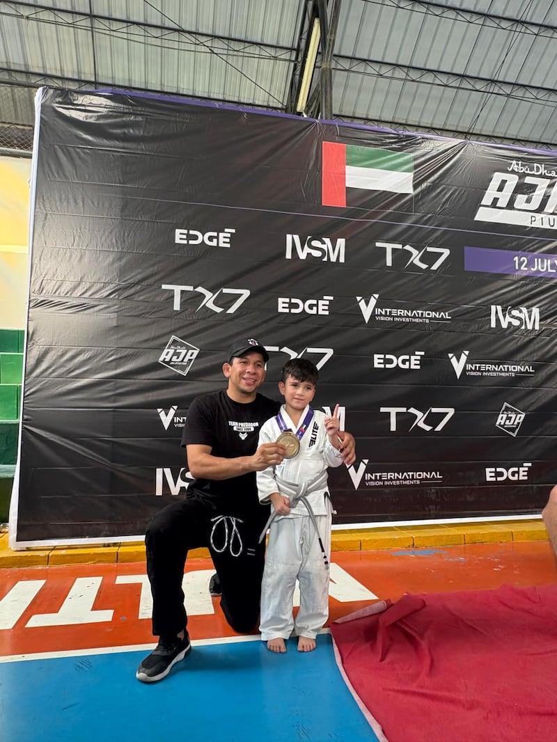 Luis Villavicencio de 6 años al obtener su primera medalla de oro internacional