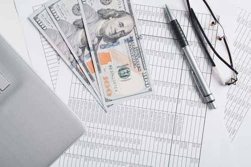 Estos son los bonos del Gobierno activos en Ecuador y cómo acceder en 2025