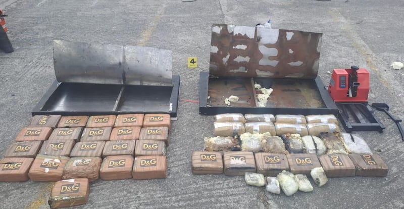 Camuflada en maquinaria industrial: así incautaron 107 paquetes de droga en Guallabamba - Fuente: Policía Nacional
