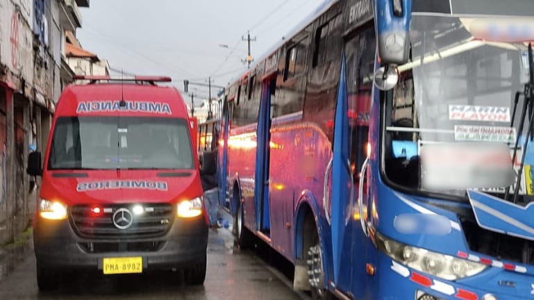 Choque entre dos buses deja 13 personas afectadas en el centro de Quito