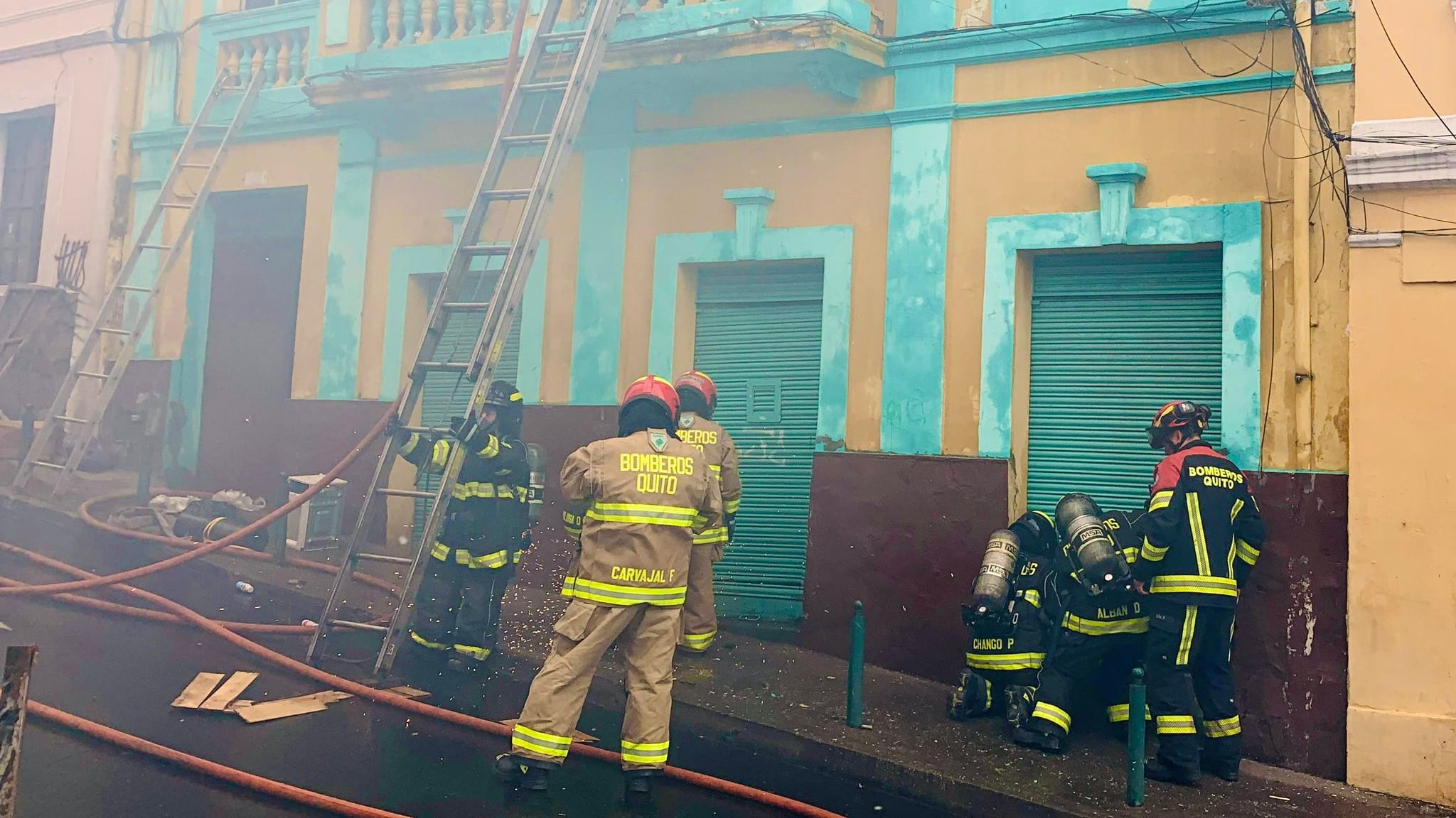 Bomberos de Quito combaten un incendio estructural en el sector de San Blas, centro de Quito