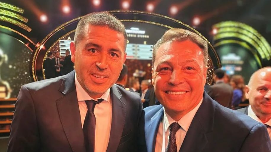 Juan Román Riquelme junto a Alfaro Moreno durante el sorteo de la Copa Libertadores