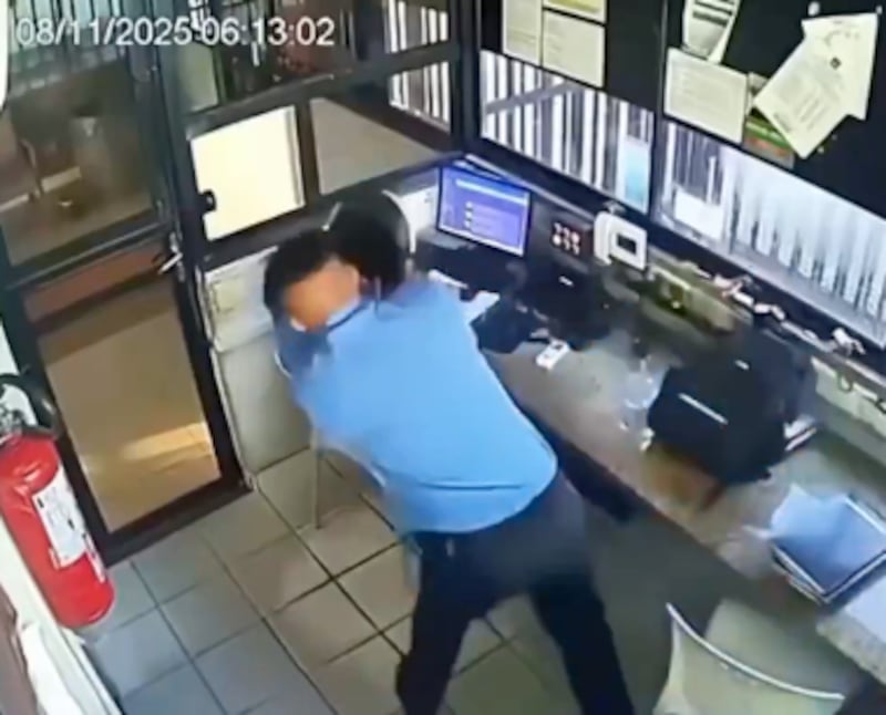 Vigilante golpea con casco