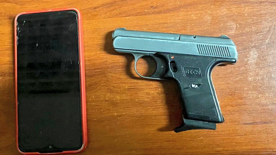 Sorprendieron a un adolescente manipulando una pistola en un parque de juegos infantiles