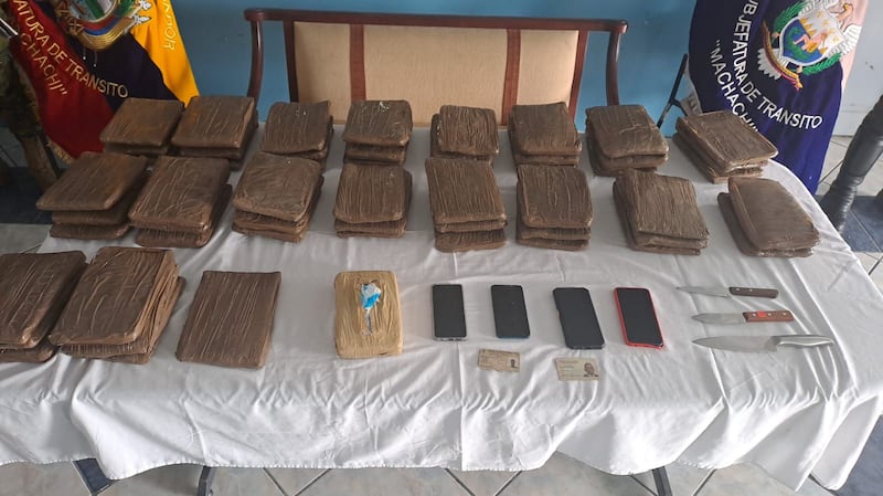 Más 50 paquetes con droga, cuchillos y celulares les encuentran a extranjeros en Tambillo