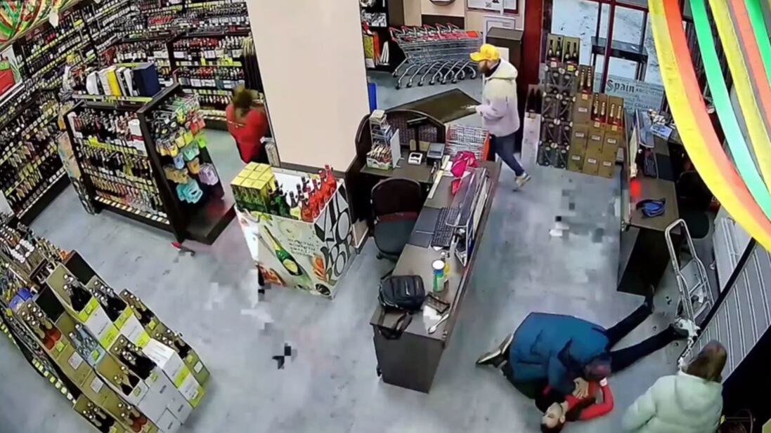 Así fue cómo clientes de una tienda salvaron la vida a un cajero