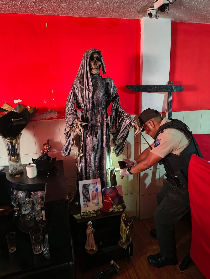 Hallan figuras de la ‘Santa Muerte’ en operativo que desarticuló banda vinculada a ‘Los Lobos’ en Quito