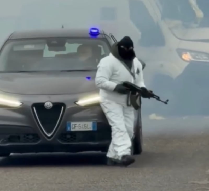 De película: delincuentes atacan y hacen detonar un vehículo blindado en Italia - Fuente: Foto de la Web