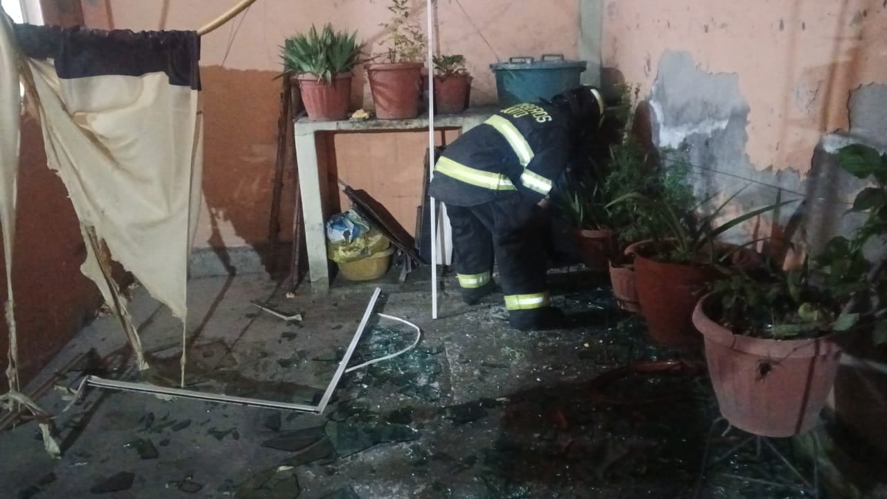 res personas resultaron heridas tras deflagración de gas en vivienda al sur de Quito - Fuente: Bomberos Quito