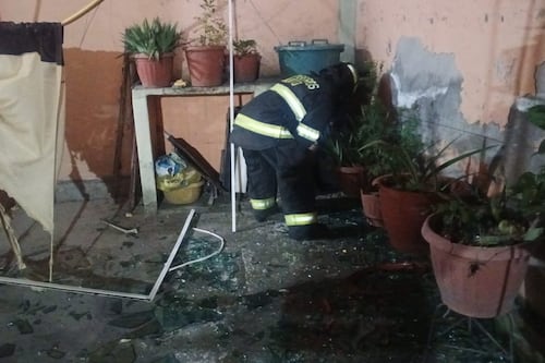 Tres personas resultaron heridas tras deflagración de gas en vivienda al sur de Quito