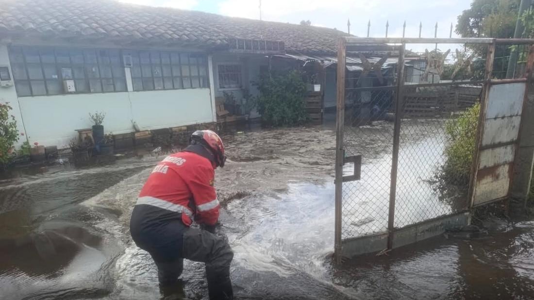 Aluvión en Aloasí deja vehículos atrapados y vías cubiertas de lodo en Mejía