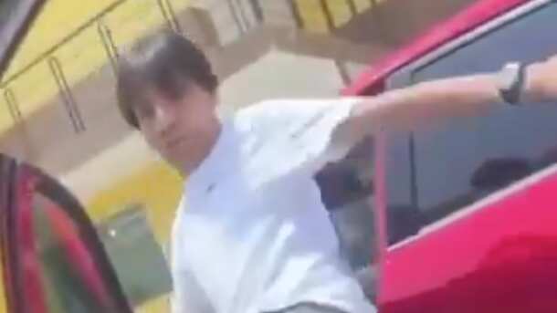 VIDEO: Violenta reacción de un hombre contra una conductora que presuntamente bloqueó el paso - Fuente: Video de X