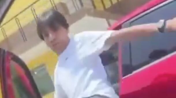 VIDEO: Violenta reacción de un hombre contra una conductora que presuntamente bloqueó el paso - Fuente: Video de X