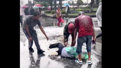 Con forcejeos y bajo la lluvia, así se vivió el Carnaval en el Centro Histórico de Quito