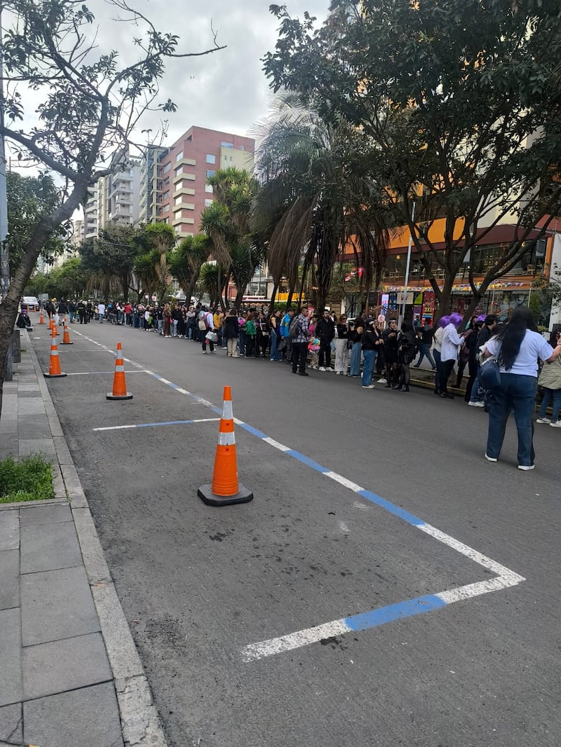 Largas filas para Shakira en Quito: la primera persona estuvo desde las 09h30. Foto: Sandra Zambrano (Metro Ecuador)