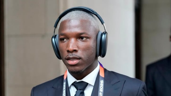 Moisés Caicedo llega super elegante con sus compañeros al estadio para el debut ecuatoriano en el Mundial 2026.