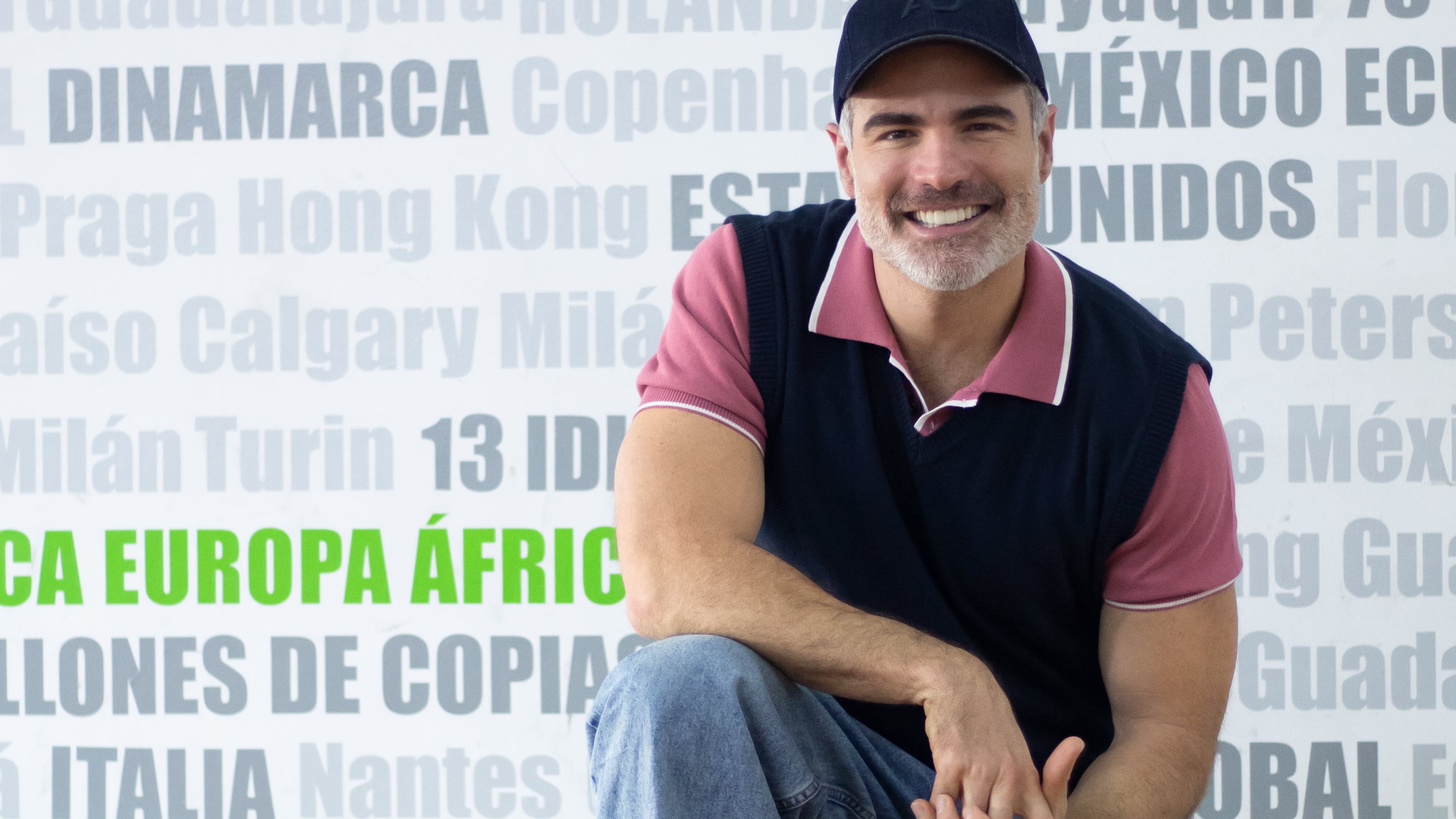 Roberto Manrique estrena “Tantas Flores”, una obra sobre duelo y emociones masculinas