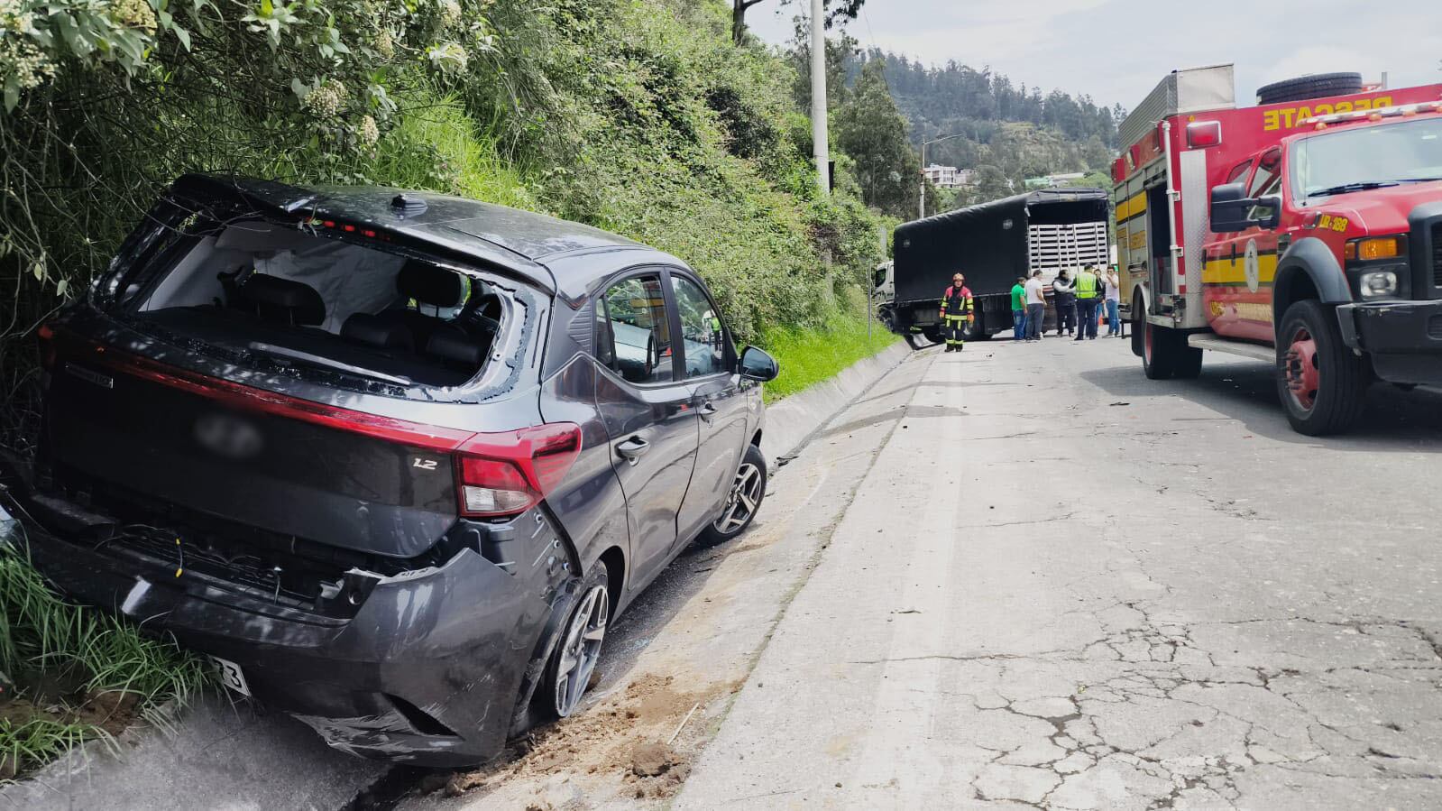 Un automóvil y un camión se chocaron en la Av. Simón Bolívar, en Quito