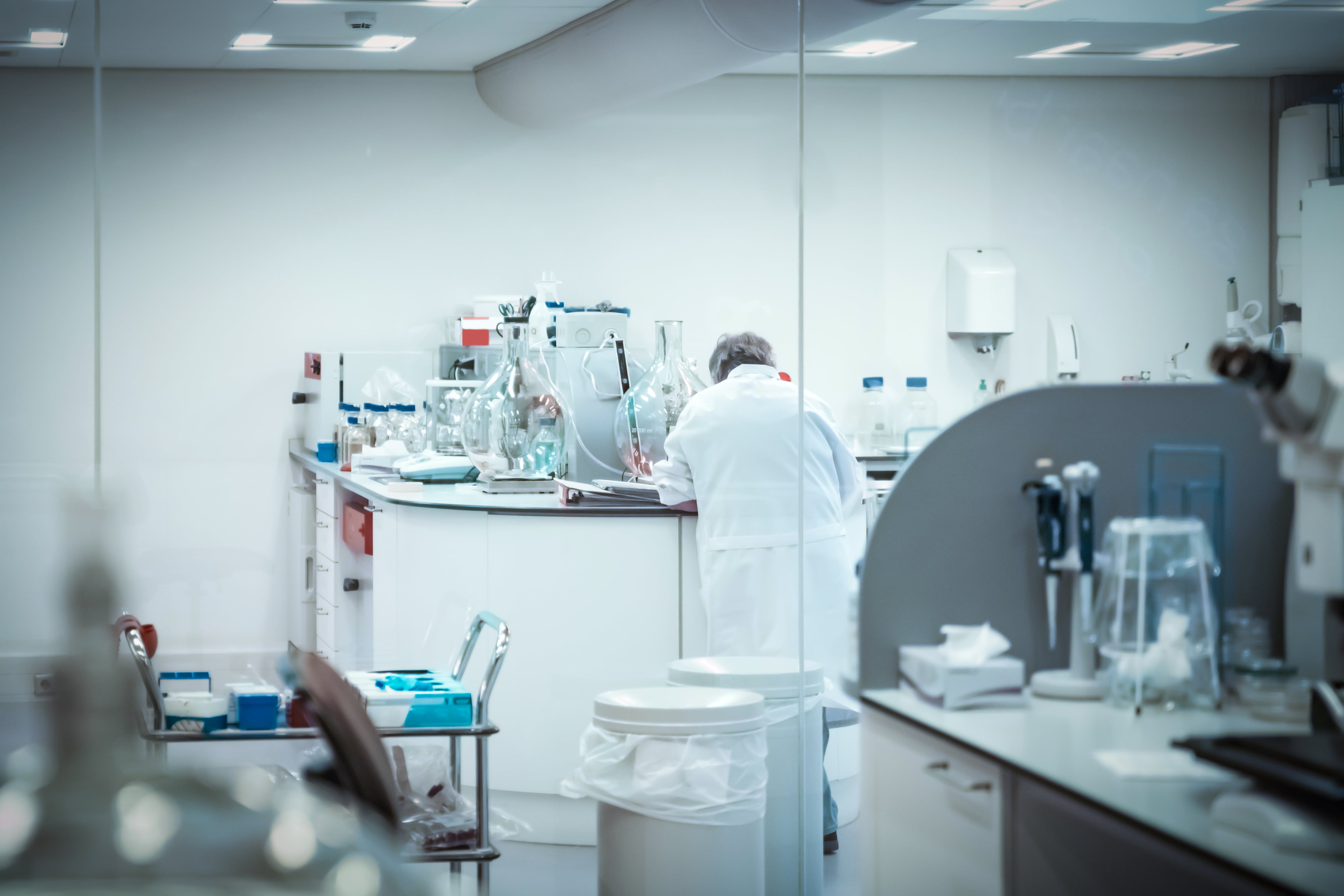 Actualmente, se encuentra en fase de investigación y desarrollo en laboratorios, principalmente en Estados Unidos y Europa. Para su comercialización, necesitaría la aprobación de entidades regulatorias como la FDA