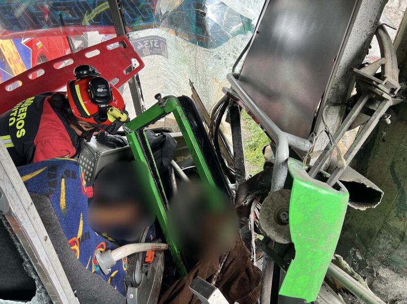 Quito: 26 heridos tras choque de bus interparroquial contra puente peatonal en Calderón