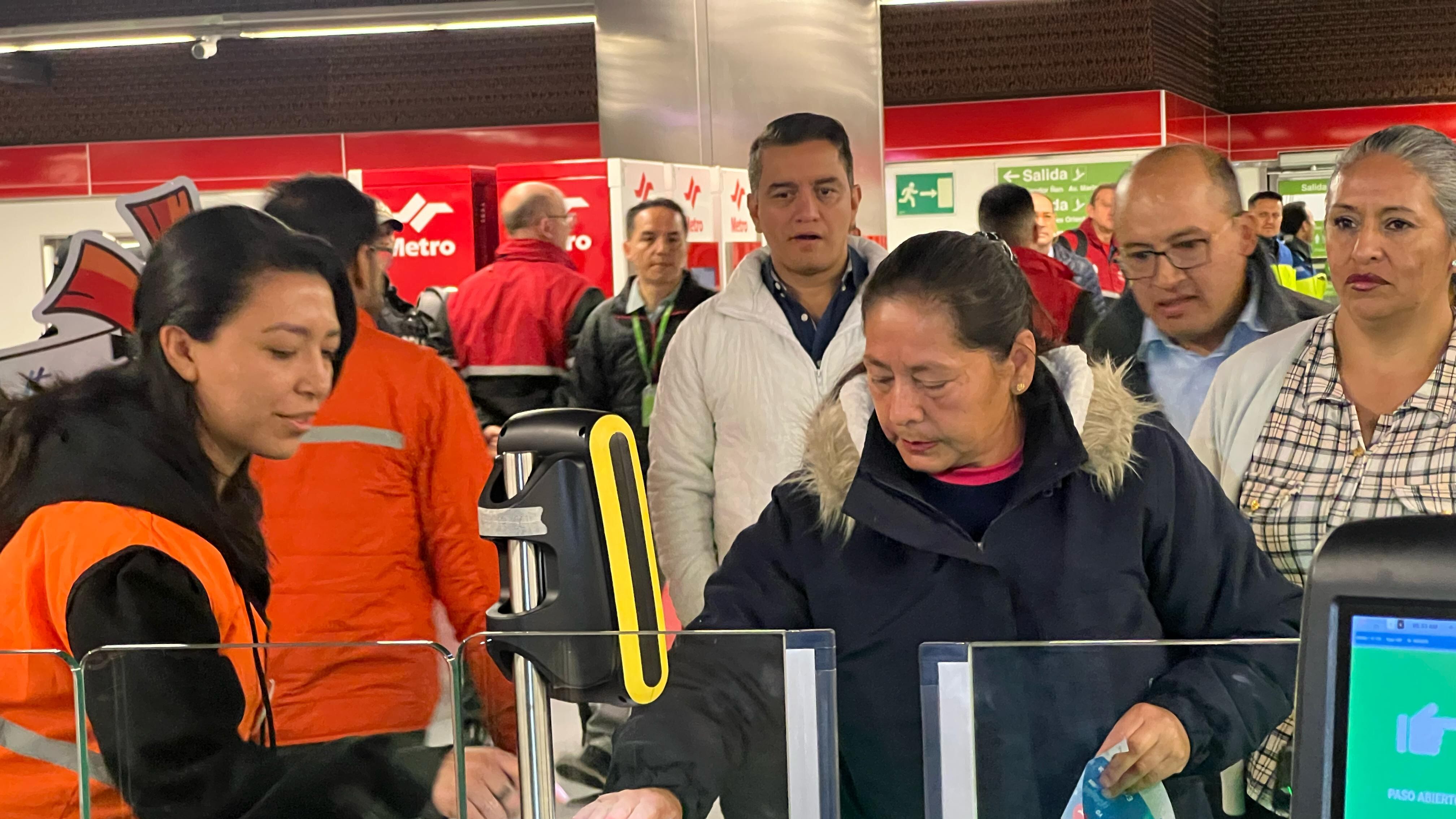 Primera pasajera del Metro de Quito en la estación Quitumbe