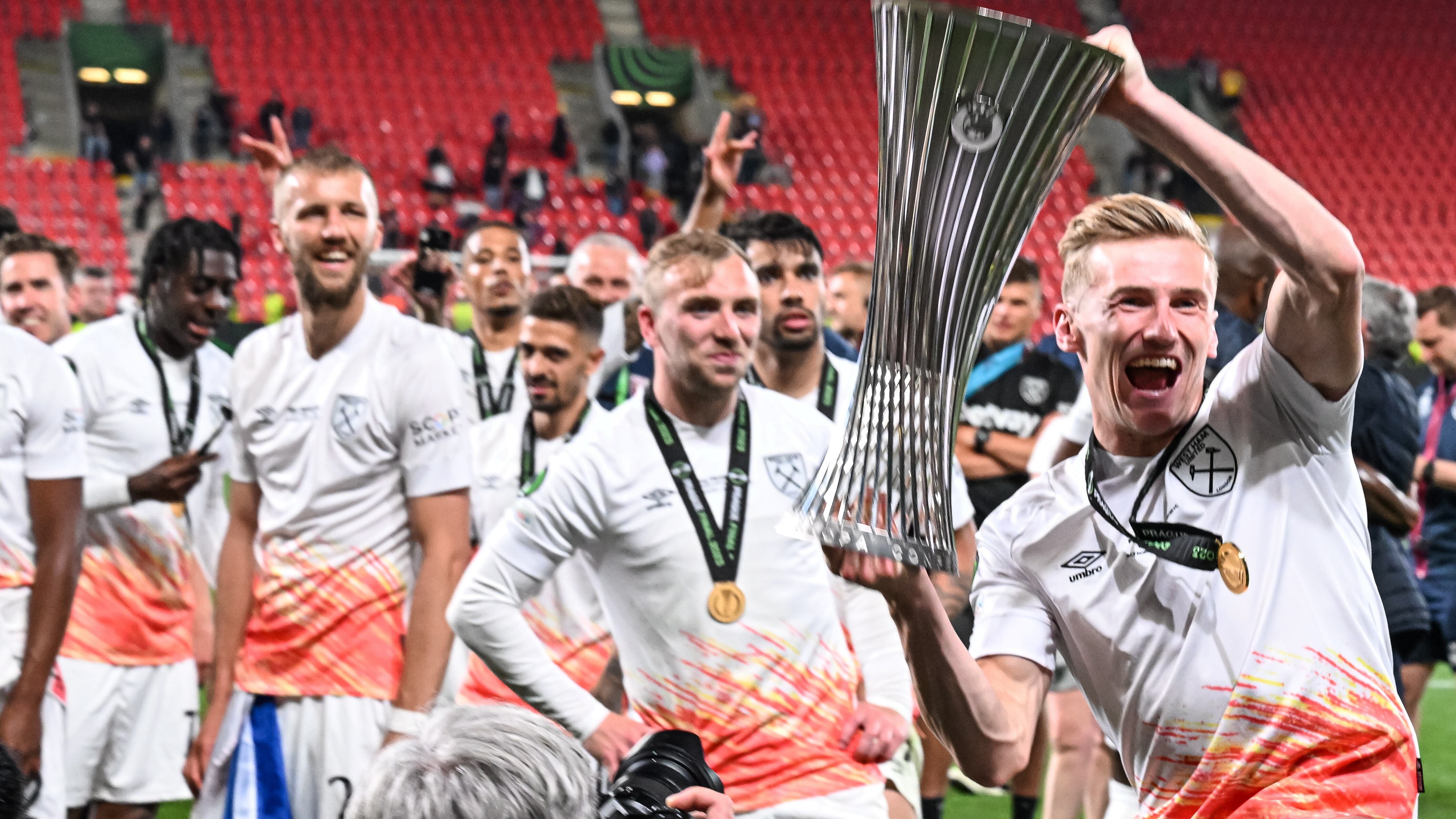 República Checa 07/06/2023.- Flynn Downes (R) del West Ham posa con el trofeo de la UEFA Europa Conference League este 07 de junio de 2023. EFE/EPA/FILIP SINGER